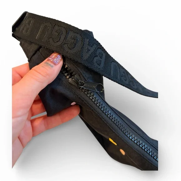 Retired Baggu Embroidered Hearts Crossbody Bag - Picture 3 of 5